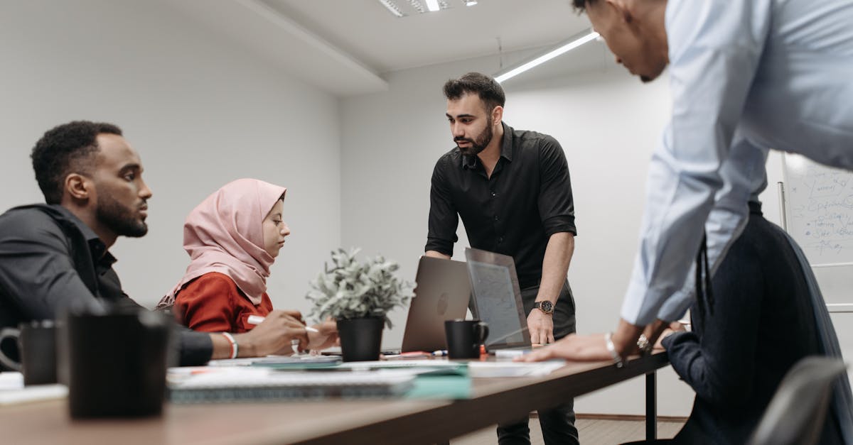 微信老号买卖：流量卡的渠道选择：如何选择最适合的销售渠道、如何提高销售效率等