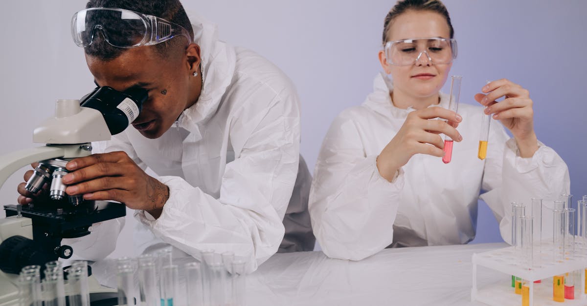 在游戏中遇到技术支持玩家，应该采取何种措施？